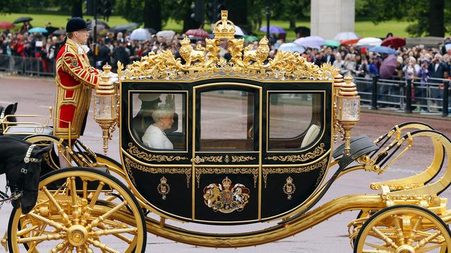 Queen Elizabeth rides in Manly-built Diamond Jubilee State Coach built ...