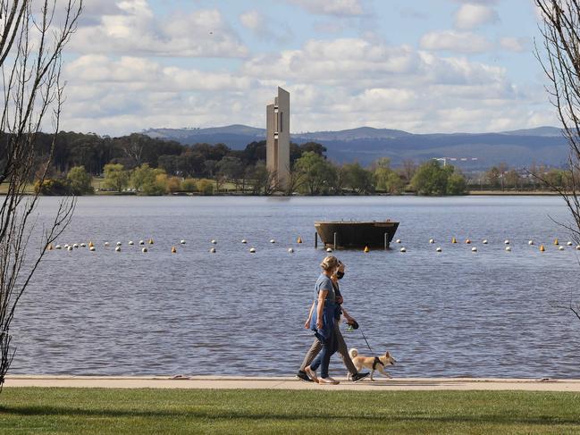 CANBERRA, AUSTRALIA NewsWire Photos - SEPTEMBER 16, 2021: COVID CANBERRAGeneral coverage of the latest COVID-19 related activities in Canberra as lockdown is extended until October 15th. People exercise at Lake Burley Griffin in Canberra.Picture: Newswire/Gary Ramage