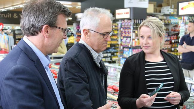 Malcolm Turnbull being shown the cashless welfare card at a Ceduna supermarket. (Pic: Twitter/ABC journalist Tom Fedorowytsch)