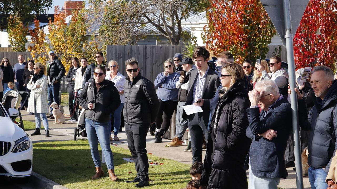 Geelong house price recovery lags as Melbourne values take off