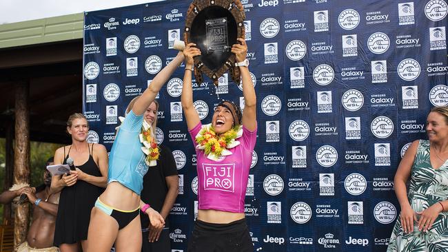 Sally Fitzgibbons with South African Bianca Buitendag after winning the Fiji Pro in 2015.