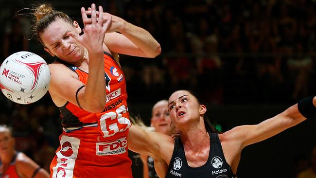 Jo Harten won the battle with Sharni Layton in the Giants/Magpies clash. Images)