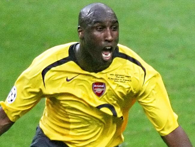 Arsenal's English defender Sol Campbell celebrates after scoring during the UEFA Champion's League final football match Barcelona vs. Arsenal, 17 May 2006 at the Stade de France in Saint-Denis, northern Paris. AFP PHOTO GABRIEL BOUYS