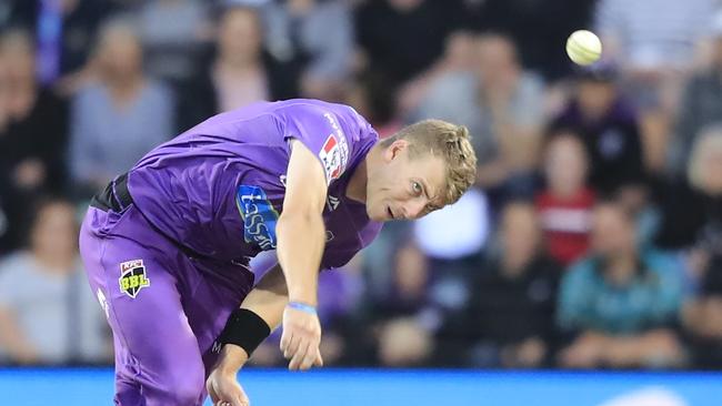 Riley Meredith lets rip during the Big Bash (AAP Image/Rob Blakers)