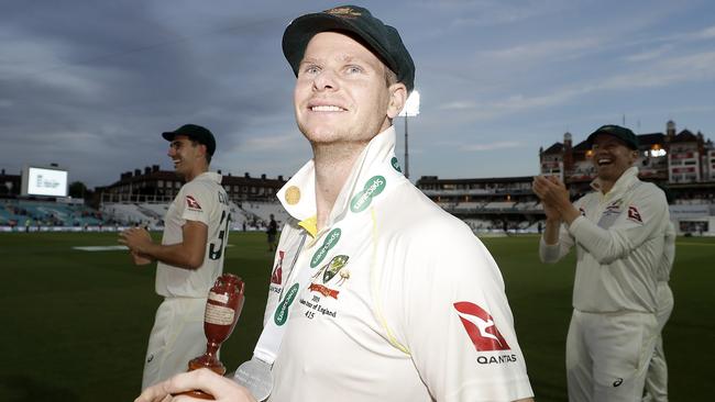 Steve Smith celebrates with the Ashes Urn after Australian drew the series to retain the Ashes during day four of the 5th Ashes Test at The Oval.