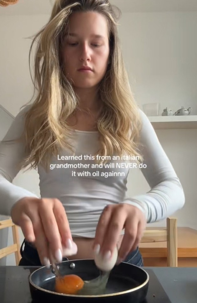 She used cucumber juice instead of oil to fry an egg. Picture: TikTok/jana.dvll