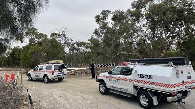 SES crews arriving for the search underway in Williamstown. Picture: Jason Katsaras