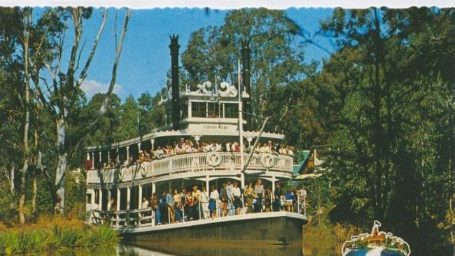 Dreamworld's Captain Sturt Paddlewheeler which operated from the early 1980s until the year 2000. It was eventually dismantled and scrapped. Source: Dreamworld - Remembering the Golden Years.