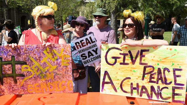 Campaigners in favour of the building of a new mosque in Bendigo faced up to campaigners opposed to the new building today. Picture: Jake Nowakowski