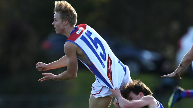 Kaden Schreiber gets a handball away. Picture: Stuart Milligan