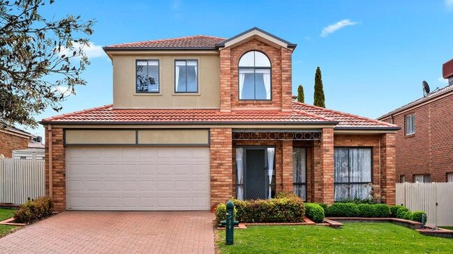 In the Mornington Peninsula, this house at 2/26 Pepperbush Cres, Langwarrin, is on the market with a $800,000-$840,000 price guide, which matches with the suburb’s $814,632 median house price.