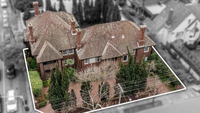 And aerial view of the 1-4/405 Toorak Rd property which failed to attract enough interest on the day.