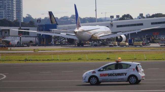 United Airlines flight UA839 landed safely at Sydney Airport. Picture: Toby Zerna