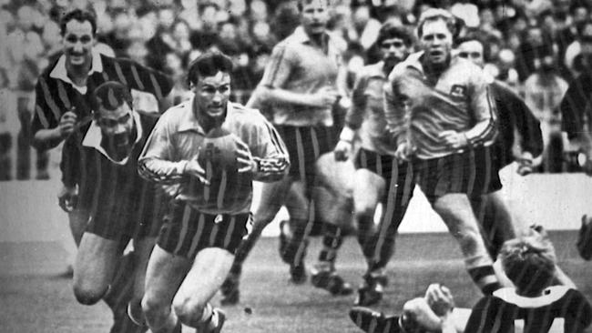 Brett Papworth leaves the All Blacks defence in his wake in 1986.