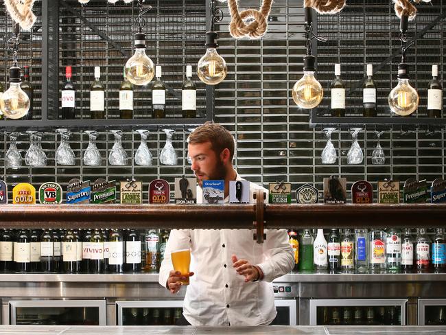 Kyle Thacker behind the bar at Breakers Country Club (AAP Image/Sue Graham)