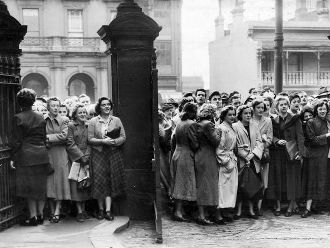 A crowd of girls gather to await the verdict in the Kerr retrial. Picture: HWT library