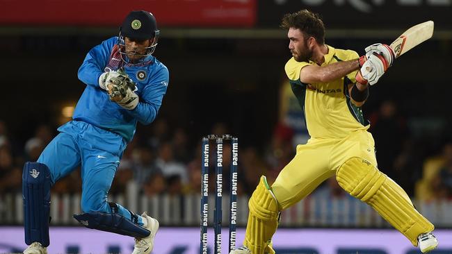 Australian cricketer Glen Maxwell (R) hits a shot as India's wicketkeeper Mahendra Singh Dhoni fields during the first twenty 20 match between India and Australian at the JSCA international stadium in Ranchi on October 7, 2017. / AFP PHOTO / Money SHARMA / ----IMAGE RESTRICTED TO EDITORIAL USE – STRICTLY NO COMMERCIAL USE----- / GETTYOUT