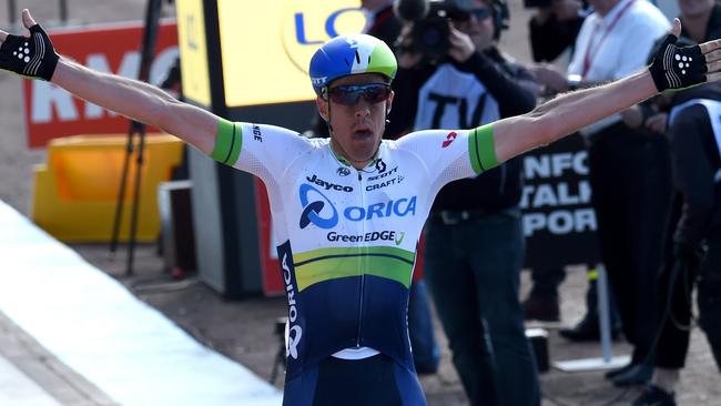 Australia's Mathew Hayman celebrates as he crosses the finish line and wins the 114th edition of the Paris-Roubaix one-day classic cycling race, between Compiegne and Roubaix, on April 10, 2016, in Roubaix, northern France. AFP PHOTO / FRANCOIS LO PRESTI