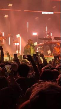 Teddy Swims invites young boy onstage for "Lose Control" performance at Brisbane concert