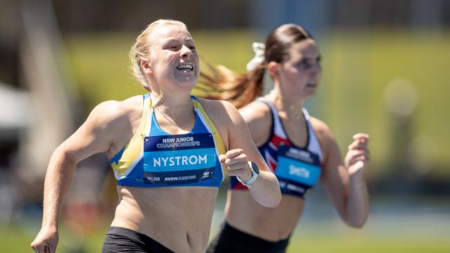 The competition was fierce in the 400m Hurdles U20 Final between Isabel Nystrom from Randwick Botany and Emily Smith from Sydney Pacific.