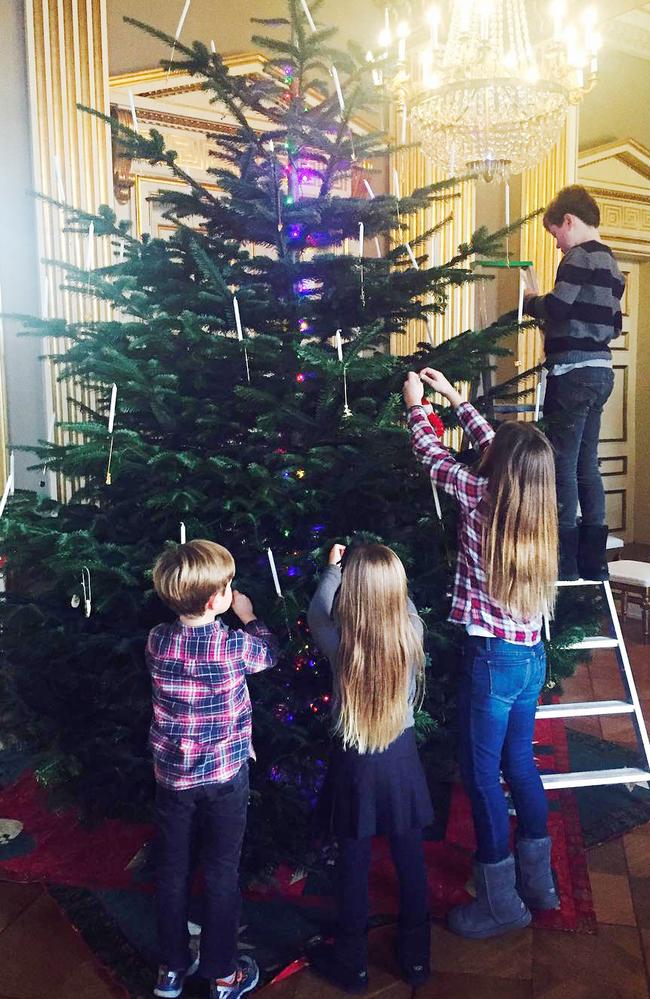 The children decorate the Christmas tree in Frederik VIII's Palace. Picture: H.K.H. Kronprinsessen