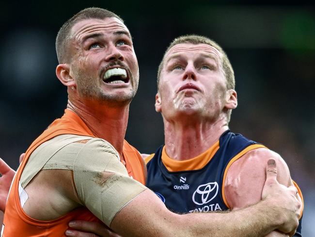 ADELAIDE, AUSTRALIA - APRIL 19: Kieren Briggs of the Giants rucks against Reilly O'Brien of the Crows during the round six AFL match between Adelaide Crows and GWS Giants at Adelaide Oval, on April 19, 2025, in Adelaide, Australia. (Photo by Mark Brake/Getty Images)