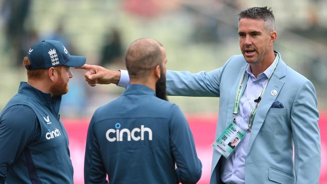 Kevin Pietersen speaks to Jonny Bairstow and Moeen Ali. (Photo by Stu Forster/Getty Images)