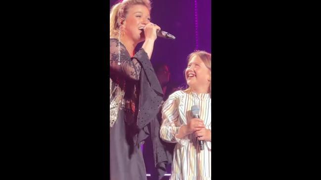 230823_Kelly_Clarkson_Performs_with_Daughter_9x16