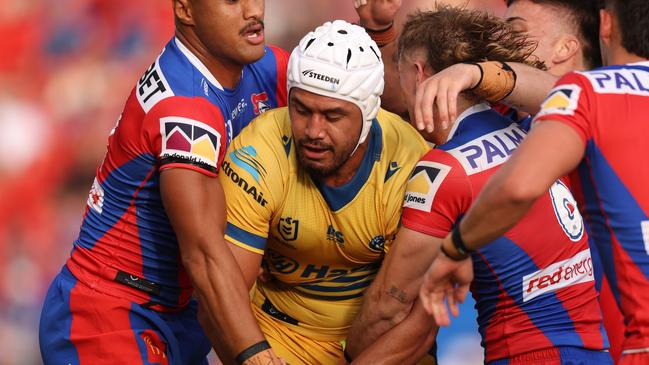 NEWCASTLE, AUSTRALIA - FEBRUARY 14: Ryley Smith of the Eels looses the ballin during a tackle during the 2025 NRL Pre-Season Challenge match between Newcastle Knights and Parramatta Eels at McDonald Jones Stadium on February 14, 2025 in Newcastle, Australia. (Photo by Scott Gardiner/Getty Images)