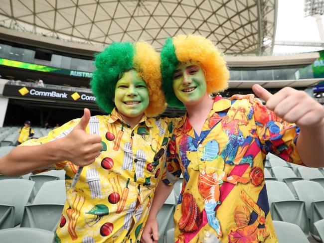 ADELAIDE, AUSTRALIA - DECEMBER 06: Spectators arrive during day one of the Men's Test Match series between Australia and India at Adelaide Oval on December 06, 2024 in Adelaide, Australia. (Photo by Robert Cianflone/Getty Images)