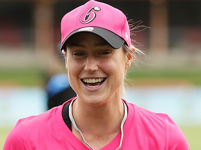 SYDNEY, AUSTRALIA - OCTOBER 26: Ellyse Perry of the Sixers takes part in the bat toss during the Women's Big Bash League WBBL match between the Sydney Sixers and the Adelaide Strikers at North Sydney Oval, on October 26, 2020, in Sydney, Australia. (Photo by Mark Metcalfe/Getty Images)