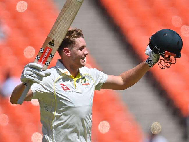 Australia's Cameron Green celebrates after scoring a century (100 runs) during the second day of the fourth and final Test cricket match between India and Australia at the Narendra Modi Stadium in Ahmedabad on March 10, 2023. (Photo by Punit PARANJPE / AFP) / ----IMAGE RESTRICTED TO EDITORIAL USE - STRICTLY NO COMMERCIAL USE-----