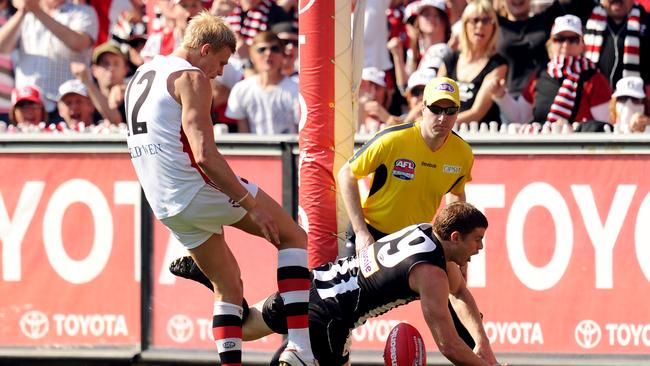 Heath Shaw dives to smother Nick Riewoldt’s shot during the 2010 Grand Final replay.