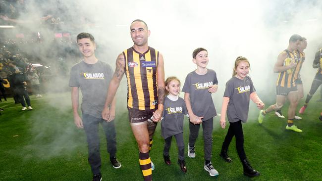 Shaun Burgoyne runs onto the field for his 400th match with children Ky, Nixie, Percy, and Leni. Picture: AFL Photos/Getty Images