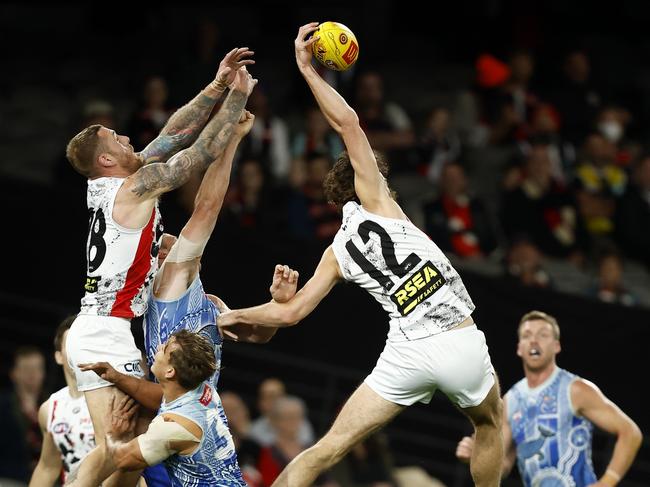 Max King gets one hand on a high ball. Picture: Darrian Traynor/AFL Photos/Getty Images