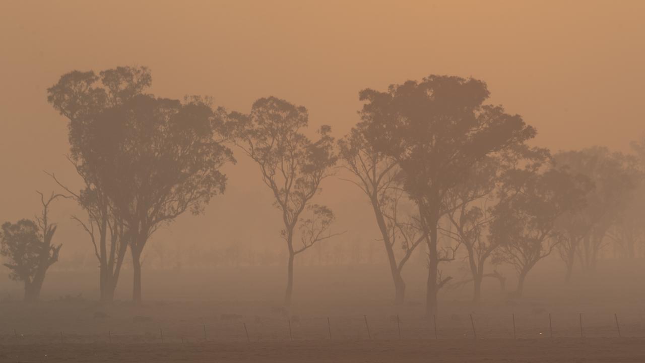 Smoke from the Gulf Road fire in Torrington fills the early morning sky in Glen Innes. Photo: Brook Mitchell/Getty Images