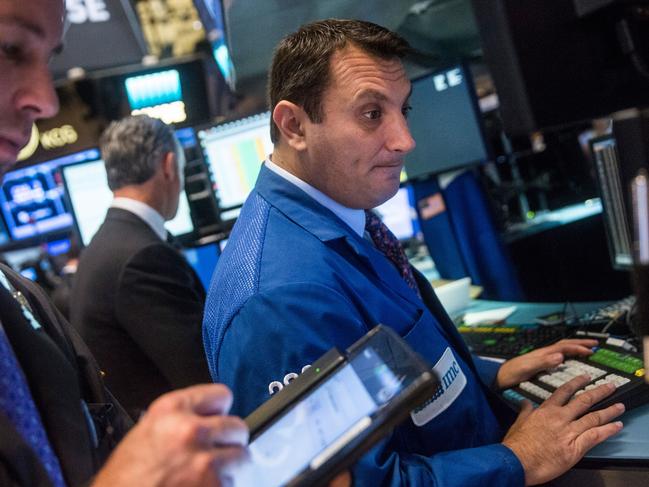 NEW YORK, NY - OCTOBER 08: Traders work on the floor of the New York Stock Exchange during the morning of October 8, 2015 in New York City. Representatives of the National Hockey League rang this morning's opening bell. Andrew Burton/Getty Images/AFP == FOR NEWSPAPERS, INTERNET, TELCOS & TELEVISION USE ONLY ==