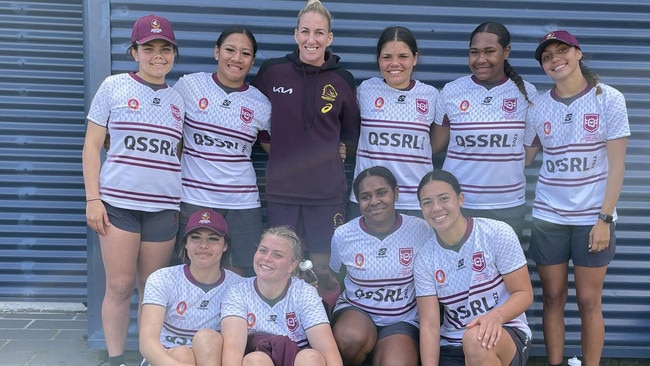 Members of the Qld schoolgirls 2022 side with Ali Briggenshaw, including Su’a, Hobbler, Hudson, Adams and Joseph.