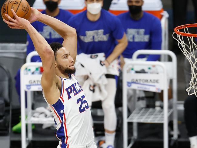 PHOENIX, ARIZONA - FEBRUARY 13: Ben Simmons #25 of the Philadelphia 76ers slam dunks against the Phoenix Suns during the first half of the NBA game at Phoenix Suns Arena on February 13, 2021 in Phoenix, Arizona. NOTE TO USER: User expressly acknowledges and agrees that, by downloading and or using this photograph, User is consenting to the terms and conditions of the Getty Images License Agreement.   Christian Petersen/Getty Images/AFP == FOR NEWSPAPERS, INTERNET, TELCOS & TELEVISION USE ONLY ==