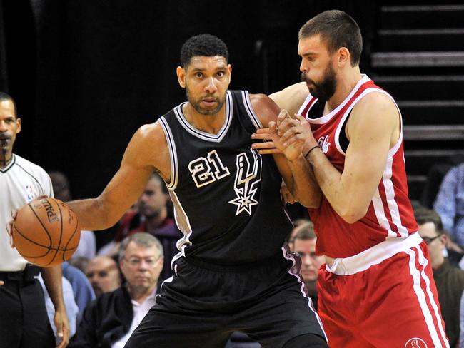 San Antonio Spurs centre Tim Duncan controls the ball against Memphis Grizzlies centre Marc Gasol.