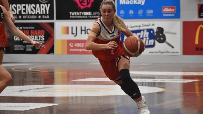 Sara Storeshaw for Mackay Meteorettes against Ipswich Force in the NBL1 North. Picture: Matthew Forrest