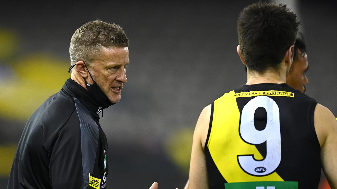 MELBOURNE, AUSTRALIA - AUGUST 13: Tigers head coach Damien Hardwick talks to Trent Cotchin of the Tigers during the round 22 AFL match between Greater Western Sydney Giants and Richmond Tigers at Marvel Stadium on August 13, 2021 in Melbourne, Australia. (Photo by Quinn Rooney/Getty Images)