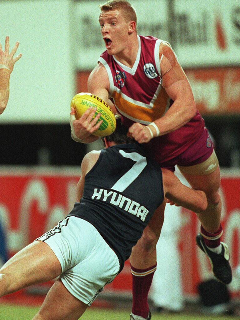 Voss handballs against Carlton in 1996.