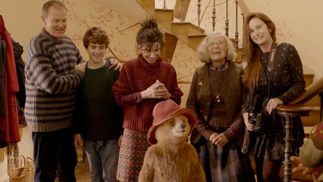 Hugh Bonneville as Henry Brown, Samuel Joslin as Jonathan, Sally Hawkins as Mary, Julie Walters as Mrs Bird and Madeleine Harris as Judy in Paddington 2.