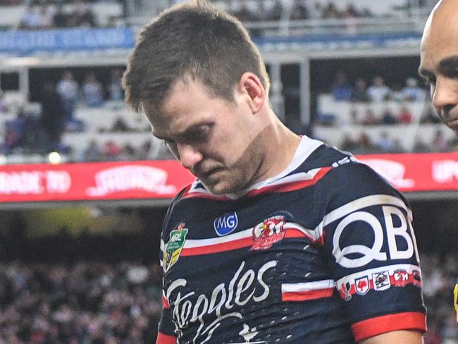 Luke Keary (left) of the Roosters injured walks off the field during the Round 20 NRL match between the Sydney Roosters and the St George-Illawarra Dragons at Allianz Stadium in Sydney, Sunday, July 29, 2018. (AAP Image/Brendan Esposito) NO ARCHIVING, EDITORIAL USE ONLY