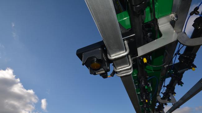 The Raven AutoBoom XRT radar boom height sensing technology maintains optimal spray height from both ground and crop canopy.