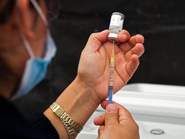 A health worker prepares a flu vaccine in Mexico City, on October 3, 2020. - A national free flu vaccination campaign started in Mexico amid the COVID- 19 coronavirus pandemic. (Photo by CLAUDIO CRUZ / AFP)