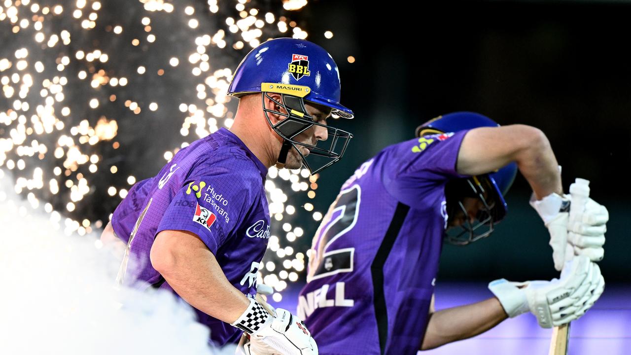 Hobart Hurricanes defeat Adelaide Strikers at Blundstone Arena