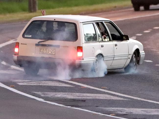 A car doing a burnout on the street as people leave the Summernats Slam event at Western Sydney Dragway, Eastern Creek . 9th January, 2021. Picture by Damian Shaw NO BYLINE PLEASE