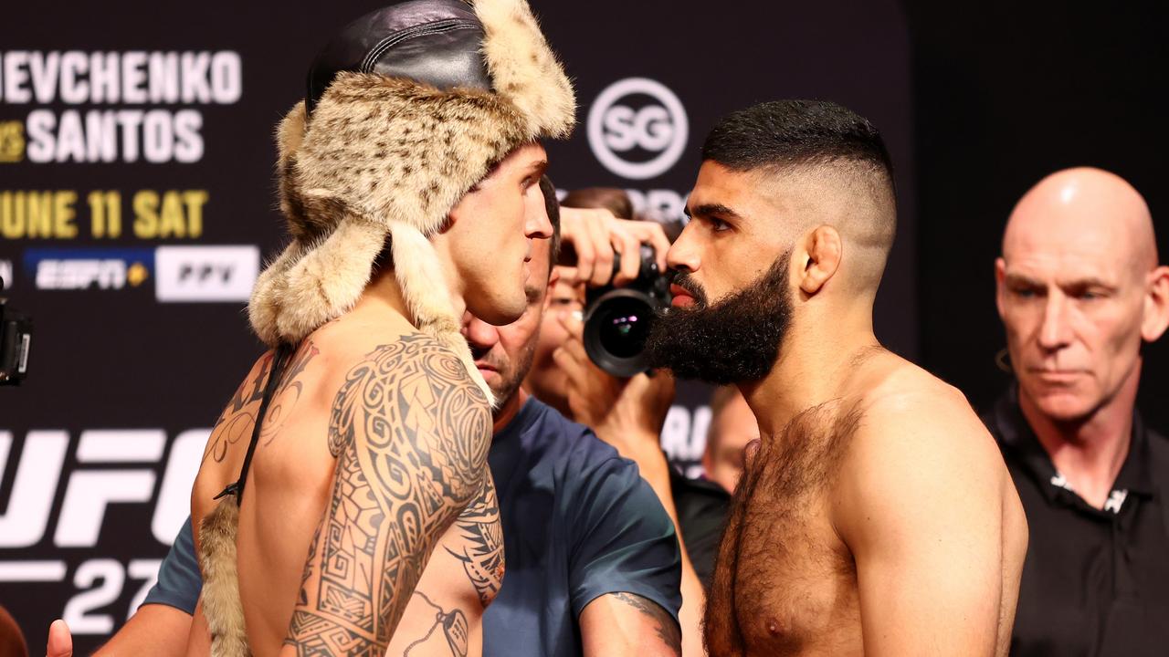 Brendan Allen (L) and Jacob Malkoun face off in Singapore. Photo by Yong Teck Lim/Getty Images